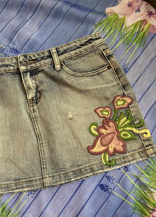 Коротка джинсова спідниця з вишивкою2 фото