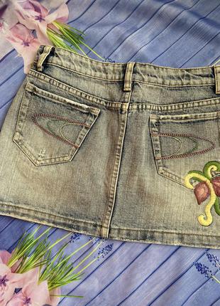 Коротка джинсова спідниця з вишивкою5 фото