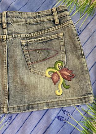 Коротка джинсова спідниця з вишивкою4 фото