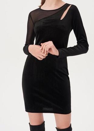 Велюровое чёрное платье с асимметричным верхом