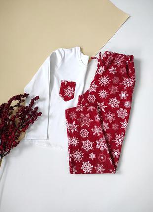 Теплая новогодняя пижама из фланели в снежинки3 фото