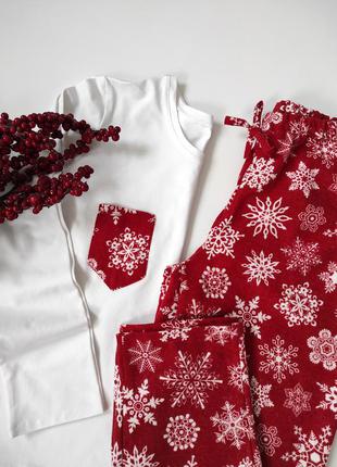 Теплая новогодняя пижама из фланели в снежинки2 фото