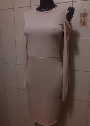 Женственное,облегающее, нюдовое платье в рубчик,с открытым плечем,на р-рыm/l3 фото