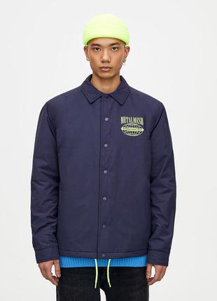 Куртка синяя с контрастным принтом надписью спереди застежка на кнопках pull & bear