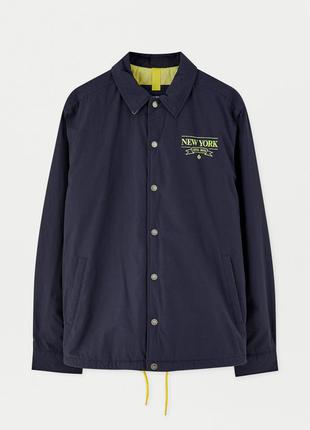 Куртка синяя с контрастным принтом надписью спереди застежка на кнопках pull & bear5 фото