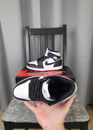 Кросівки високі чорні з білим nike air jordan 1 retro. взуття унісекс чорно-біла найк аїр джордан2 фото