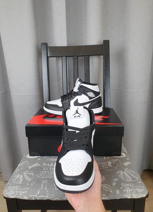 Кросівки високі чорні з білим nike air jordan 1 retro. взуття унісекс чорно-біла найк аїр джордан9 фото