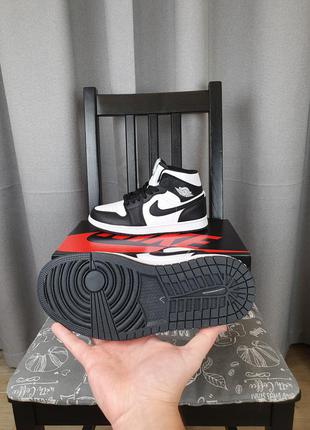 Кросівки високі чорні з білим nike air jordan 1 retro. взуття унісекс чорно-біла найк аїр джордан10 фото