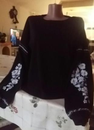 Гарний вовняний светр з оригінальною вишивкою.