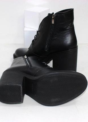 Женские зимние ботинки из натуральной кожи в черном цвете на устойчивом каблуке9 фото