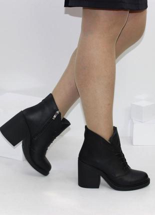 Женские зимние ботинки из натуральной кожи в черном цвете на устойчивом каблуке5 фото