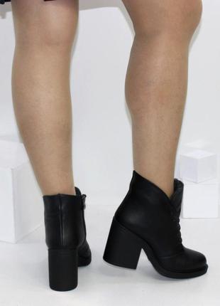 Женские зимние ботинки из натуральной кожи в черном цвете на устойчивом каблуке6 фото