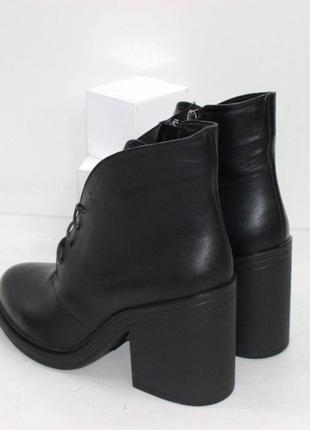 Женские зимние ботинки из натуральной кожи в черном цвете на устойчивом каблуке8 фото