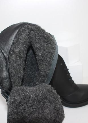 Женские зимние ботинки из натуральной кожи в черном цвете на устойчивом каблуке7 фото