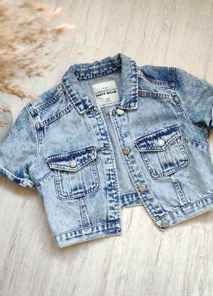 Укороченная джинсовая жилетка