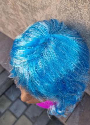 Парик длинный голубой волнистый вьющийся кучерявый парик с чёлкой для образа мальвины, снегурочки, карнавальный голубой с белым парик, аниме6 фото