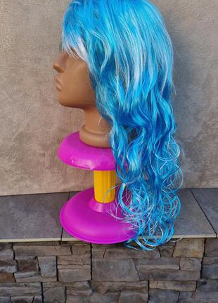 Парик длинный голубой волнистый вьющийся кучерявый парик с чёлкой для образа мальвины, снегурочки, карнавальный голубой с белым парик, аниме