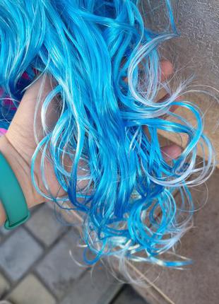 Парик длинный голубой волнистый вьющийся кучерявый парик с чёлкой для образа мальвины, снегурочки, карнавальный голубой с белым парик, аниме4 фото