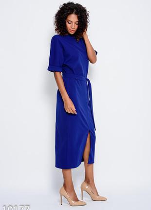 Синя сукня з паском і розрізом спереду2 фото