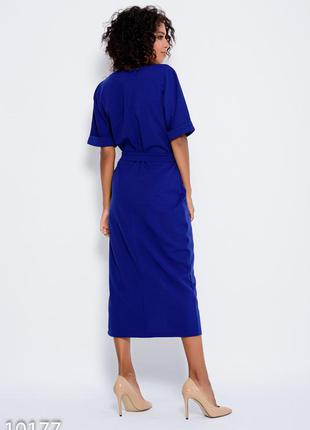 Синя сукня з паском і розрізом спереду3 фото
