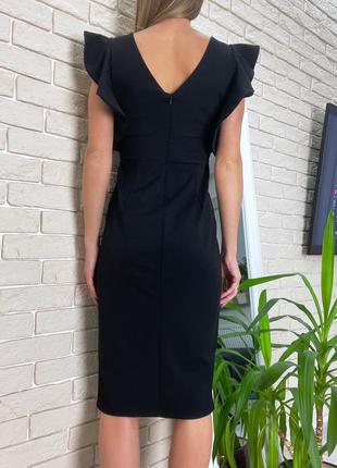 Чёрное нарядное платье по фигуре миди с воланами с разрезом6 фото