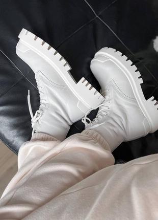 Женские зимние кожаные ботинки на меху9 фото