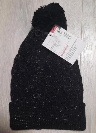 Черная вязаная шапка с балабоном