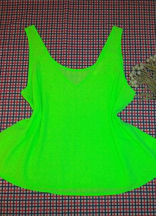Яркая неоновая  разлетайка  в бельевом стиле с сексуальным вырезом на спинке.
