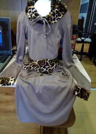 Трикотажное миди-платье бежевого цвета с замшевыми вставками1 фото