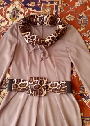 Трикотажное миди-платье бежевого цвета с замшевыми вставками4 фото
