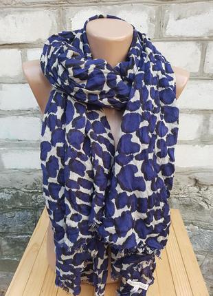 Шарф с анималистичным принтом британского бренда whistles