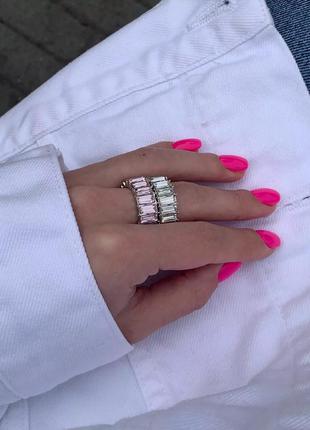 Стильное кольцо с розовыми камнями1 фото