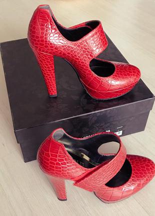 Яскраві туфлі loriblu