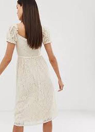 Короткое приталенное кружевное платье миди кремового цвета с вырезом сердечком little mistress3 фото