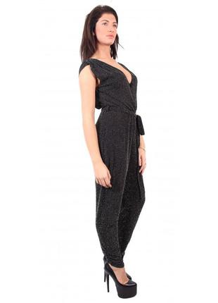 Эффектный комбинезон с серебристой нитью