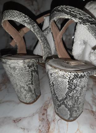 Серые босоножки на высоком устойчивом каблуке принт-рептилия9 фото