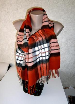 Красивый. стильный клетчатый шарф.