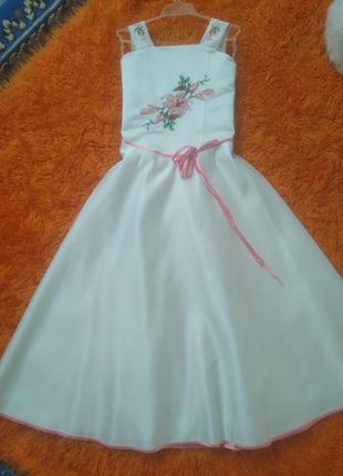 Сукня з вишивкою