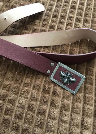 Бардовый ремень с бляхой пчёлы