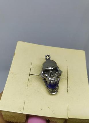 Кулон череп со стеклянным синим шаром в зубах3 фото