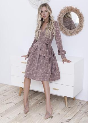 Світло-коричнева в горошок сукня на запах