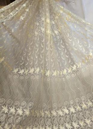Тюль з вишивкою.