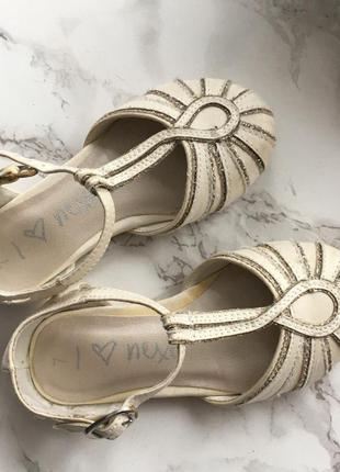 Белые босоножки