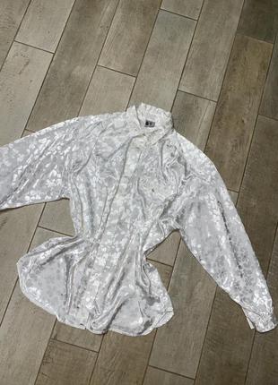 Винтажная белая сатиновая блузка в цветочный принт(26)1 фото