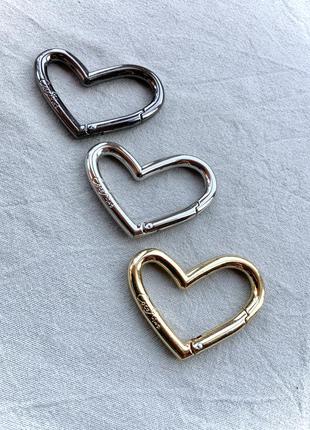 Брелок карабин сердце цвет золотое серебро черный