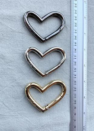 Брелок карабин сердце цвет золотое серебро черный