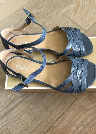 Мега зручні босоніжки michael kors