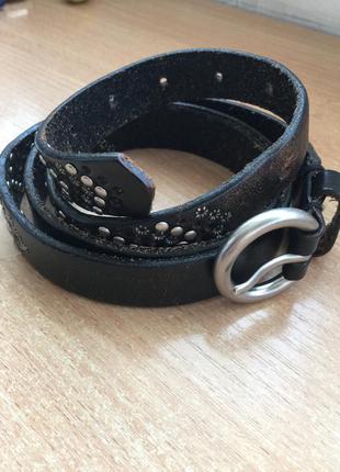 Узкий кожаный ремень в заклёпках