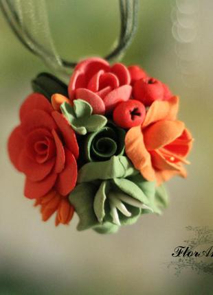 Яркий кулон ручной работы с цветами из полимерной глины