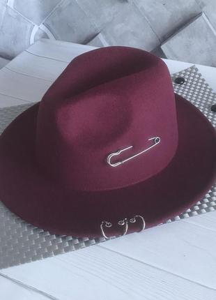 Шляпка федора с устойчивыми полями унисекс с декором бордовая2 фото
